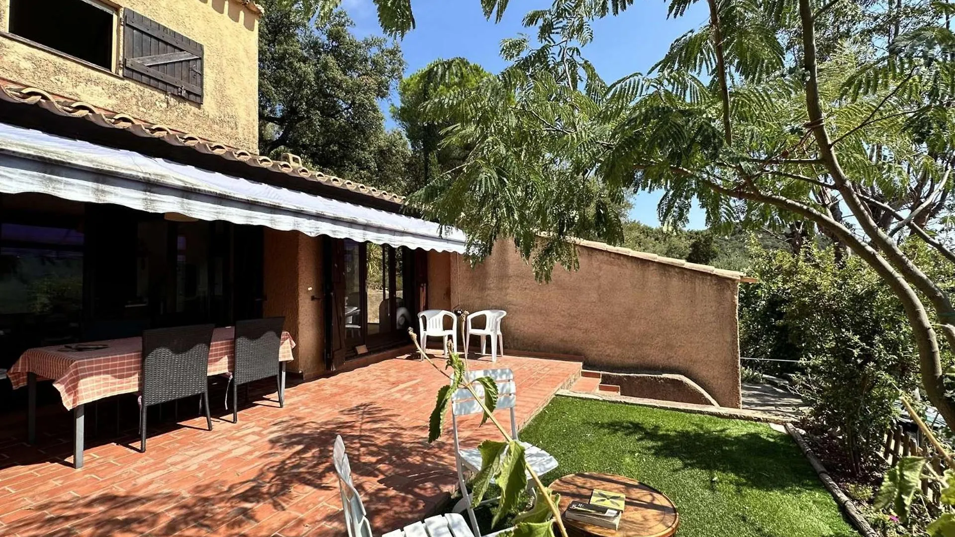 Mazet Gaspard Climatise Pour 7 Personnes Sur Le Domaine De Valcros A La Londe Les-Maures contacts